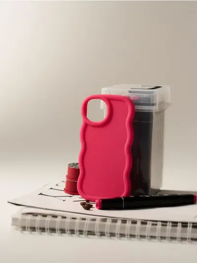 Jednobojna futrola za iPhone 15 s valovitim rubom