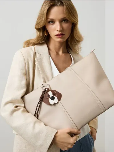 Shopper torba od imitacije kože s privjeskom s motivom psa