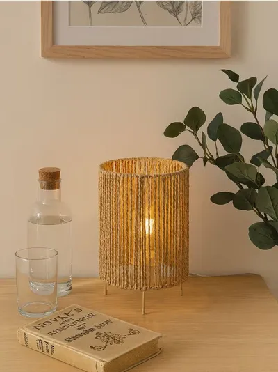 Lampa s pletenim abažurom