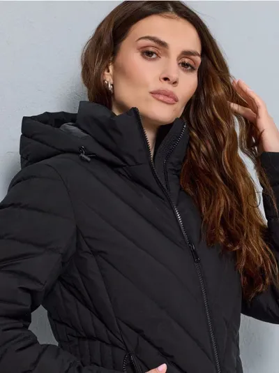 Kviltana puffer jakna sa kapuljačom