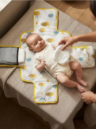 Prenosiva podloga za presvlačenje s džepovima i motivom pčela