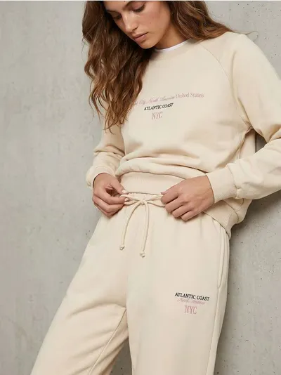 Regular jogger fleece hlače sa izvezenim natpisom NYC
