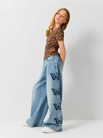 Wide leg farmerke visokog struka sa vezenim leptirima