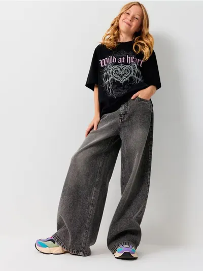 Wide leg farmerke s ukrasnom aplikacijom zvjezdica