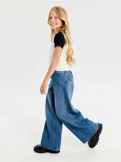 Wide leg farmerke s ukrasnom aplikacijom zvjezdica