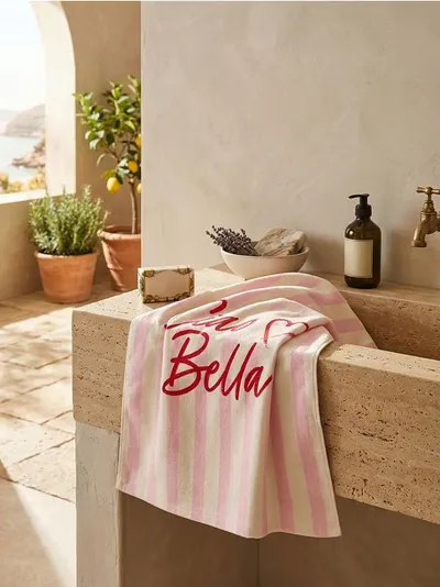 Prugasti peškir s natpisom „Ciao Bella“