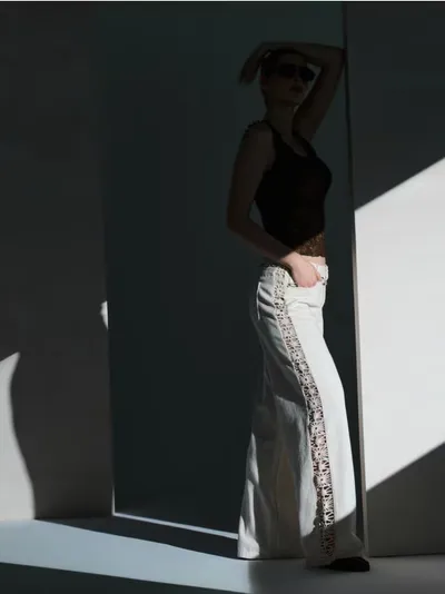 Wide leg farmerke sa srednjim strukom i ажurnim završetkom nogavica