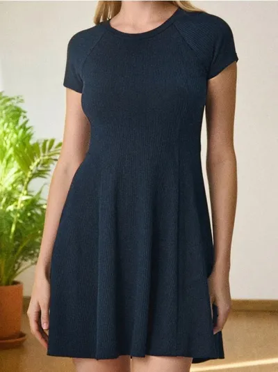 Rebrasta mini haljina