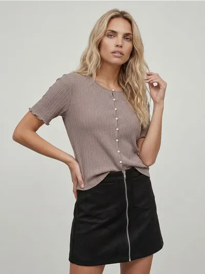 Rebrasta bluza sa bisernim dugmadima od viskoze