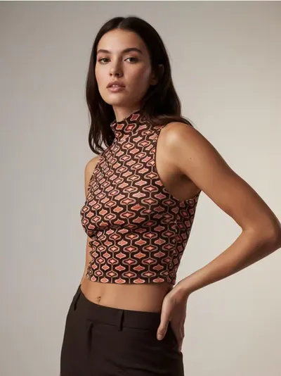 Crop bluza s dolčevitom i geometrijskim printom