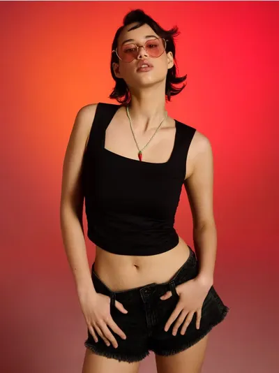 Crop top s naborima
