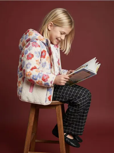 Prošivena jakna s cvjetnim uzorkom i teddy umecima